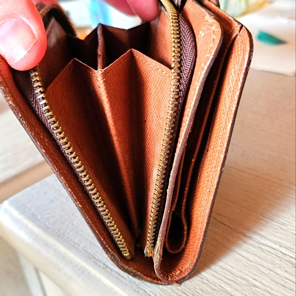 Authentic Louis Vuitton Monogram Canvas Wallet - Picture 9 of 11